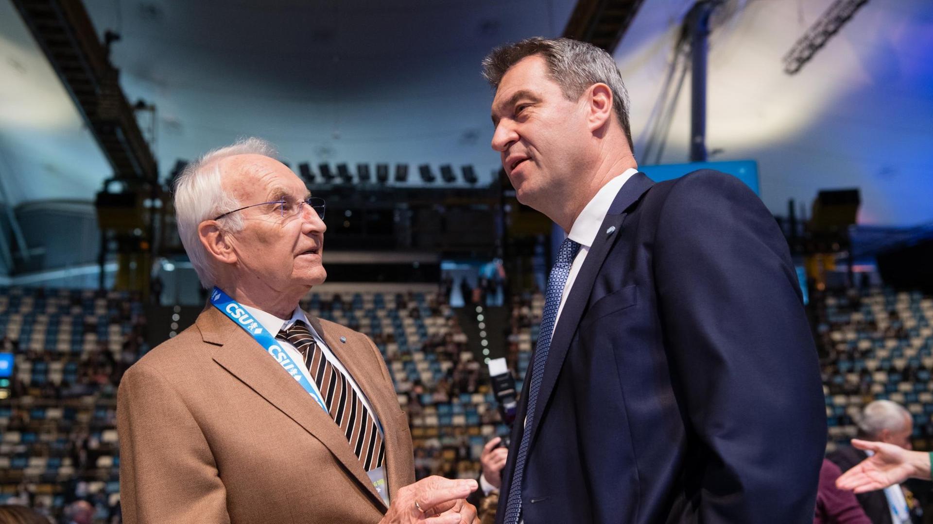 Edmund Stoiber, ehemaliger CSU-Vorsitzender (l), und Markus Söder, CSU-Parteivorsitzender und Ministerpräsident von Bayern, begrüßen sich zu Beginn des CSU-Parteitags 2019 Edmund Stoiber, ehemaliger CSU-Vorsitzender (l), und Markus Söder, CSU-Parteivorsitzender und Ministerpräsident von Bayern, begrüßen sich zu Beginn des CSU-Parteitags 2019