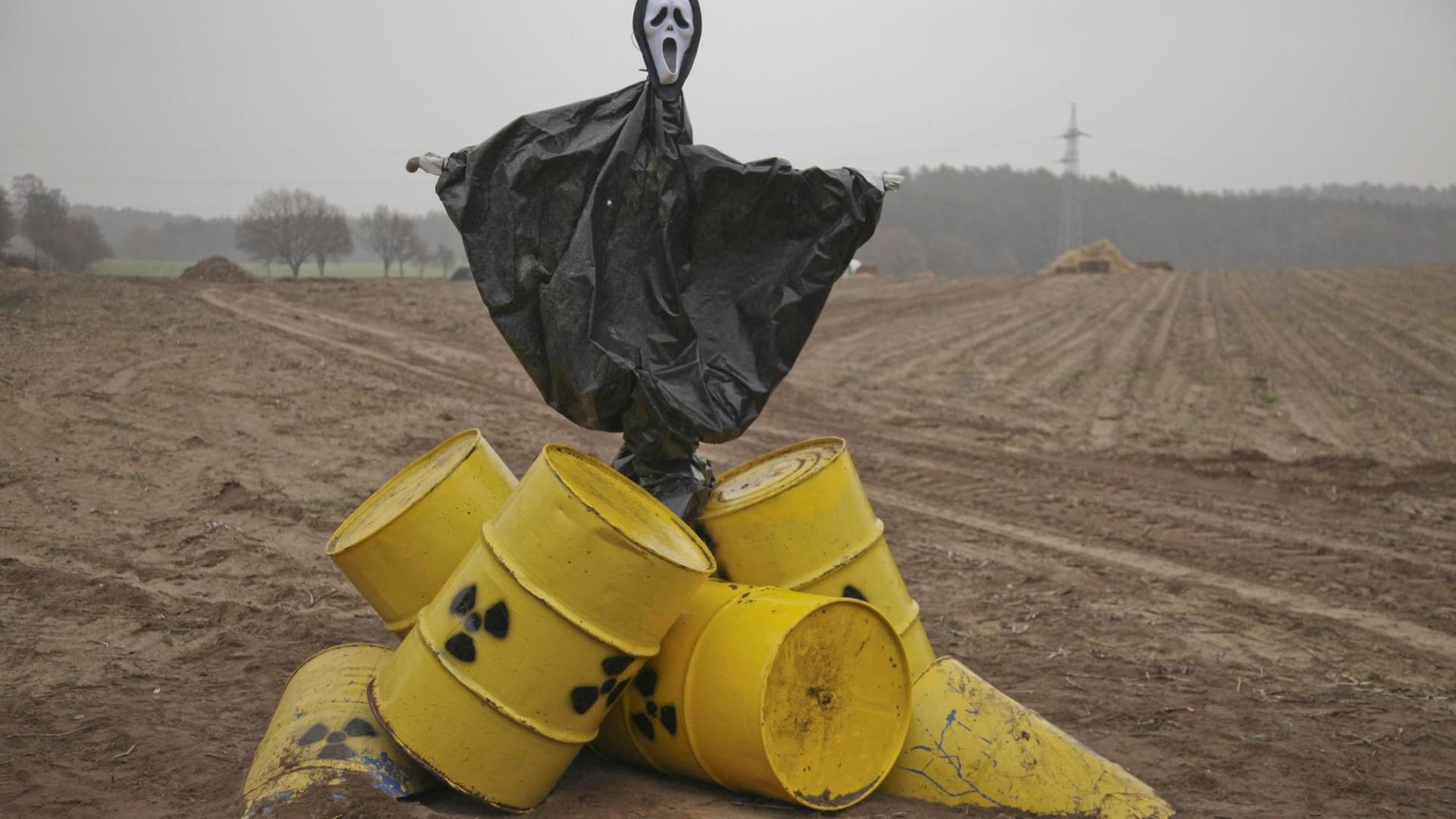 Eine Anti-Atom-Protest-Puppe mit gelben Atommüllfässern auf einem Acker bei einem Castor-Transport nach Gorleben. Eine Anti-Atom-Protest-Puppe mit gelben Atommüllfässern auf einem Acker bei einem Castor-Transport nach Gorleben.