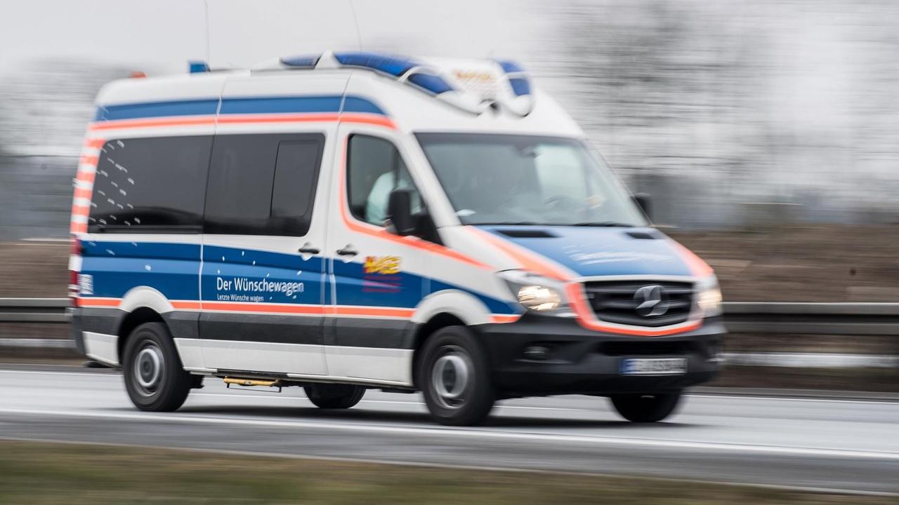 Ein Kranken-Transporter des Arbeiter-Samariter-Bundes (ASB), auf dem Wünschewagen steht, fährt auf einer Straße nach Münster. Ein Kranken-Transporter des Arbeiter-Samariter-Bundes (ASB), auf dem Wünschewagen steht, fährt auf einer Straße nach Münster.