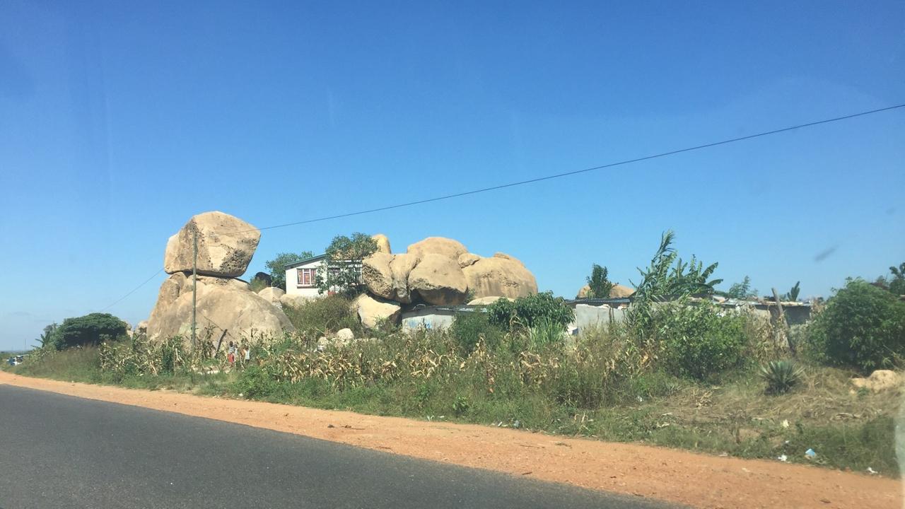 Die "Balancing Rocks" in Epworth, ein Vorort von Harare. Neben der Straße stehen große Granitblöcke aufeinander. Die "Balancing Rocks" in Epworth, ein Vorort von Harare. Neben der Straße stehen große Granitblöcke aufeinander.