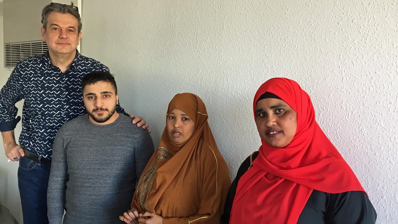 Joachim Schmitt, Aheed Koto, Sara Mahamud und Khadro Hassan stehen nebeneinander. Joachim Schmitt, Aheed Koto, Sara Mahamud und Khadro Hassan stehen nebeneinander.