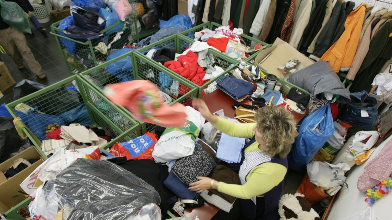 Eine Frau sortiert am Donnerstag (30.11.2006) im "diakonia Textilrecycling" in München Wäschestücke aus Altkleidersammlungen nach Qualität und Zustand und legt sie anschließend zusammen. Danach werden die diversen Kleidungsstücke in Plastiksäcke verpackt und im "diakonia - GebrauchtWarenhaus" verkauft. Die diakonia GmbH ist ein sozialer Integrations- und Beschäftigungsbetrieb und versteht sich als ein Angebot für Menschen, die aufgrund schwieriger Lebenslagen oder anderer Beeinträchtigungen schwer Arbeit finden. In den Betrieben der diakonia wurden nahezu 200 Arbeitsplätze und Beschäftigungsgelegenheiten mit sehr unterschiedlichen Anforderungen geschaffen. Die diakonia ist eine gemeinsame Gesellschaft des Evangelisch-Lutherischen Dekanatsbezirks und der Inneren Mission München. Foto: Peter Kneffel +++(c) dpa - Report+++ | Verwendung weltweit Eine Frau sortiert am Donnerstag (30.11.2006) im "diakonia Textilrecycling" in München Wäschestücke aus Altkleidersammlungen nach Qualität und Zustand und legt sie anschließend zusammen. Danach werden die diversen Kleidungsstücke in Plastiksäcke verpackt und im "diakonia - GebrauchtWarenhaus" verkauft. Die diakonia GmbH ist ein sozialer Integrations- und Beschäftigungsbetrieb und versteht sich als ein Angebot für Menschen, die aufgrund schwieriger Lebenslagen oder anderer Beeinträchtigungen schwer Arbeit finden. In den Betrieben der diakonia wurden nahezu 200 Arbeitsplätze und Beschäftigungsgelegenheiten mit sehr unterschiedlichen Anforderungen geschaffen. Die diakonia ist eine gemeinsame Gesellschaft des Evangelisch-Lutherischen Dekanatsbezirks und der Inneren Mission München. Foto: Peter Kneffel +++(c) dpa - Report+++ | Verwendung weltweit