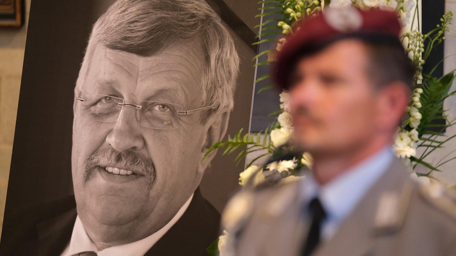 Eine Ehrenwache steht neben dem Porträt des ermordeten Politikers Walter Lübcke am 13. Juni 2019 in Kassel. Eine Ehrenwache steht neben dem Porträt des ermordeten Politikers Walter Lübcke am 13. Juni 2019 in Kassel.