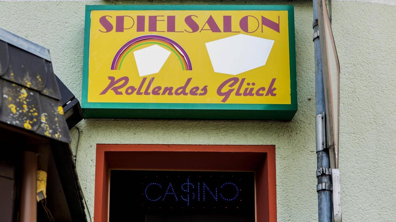 Eingang zum Spielsalon "Rollendes Glück" im Landkreis Ahrweiler im nördlichen Rheinland-Pfalz. Eingang zum Spielsalon "Rollendes Glück" im Landkreis Ahrweiler im nördlichen Rheinland-Pfalz.