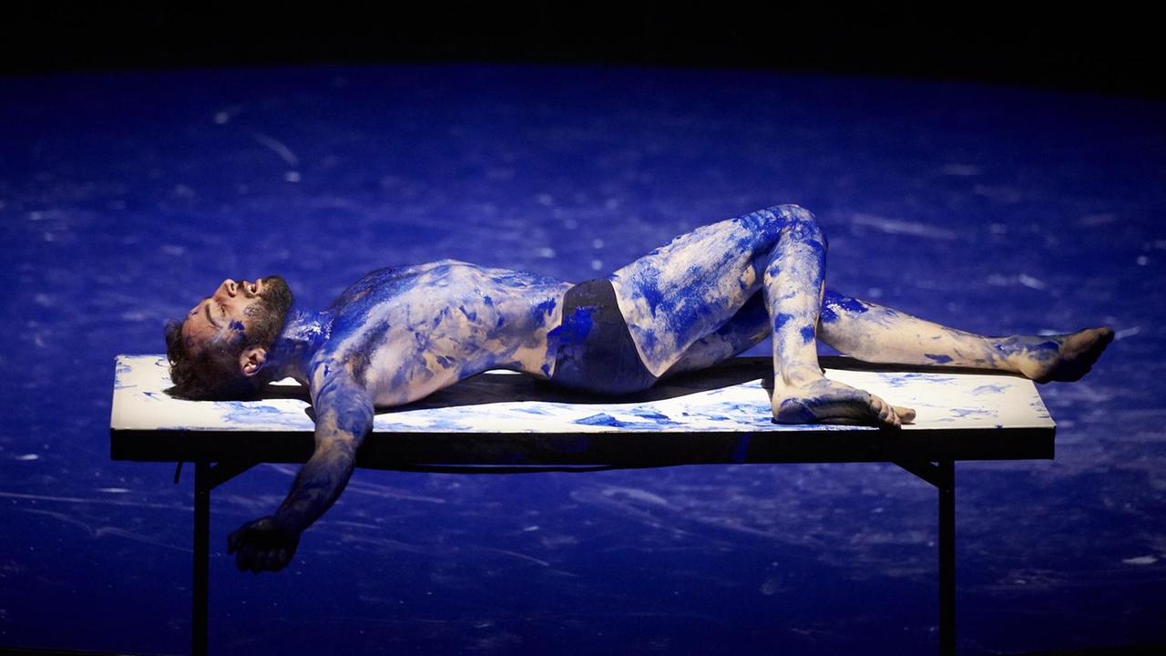 Performance "#minaret" vom Choreographen Omar Rajeh. Performance "#minaret" vom Choreographen Omar Rajeh.