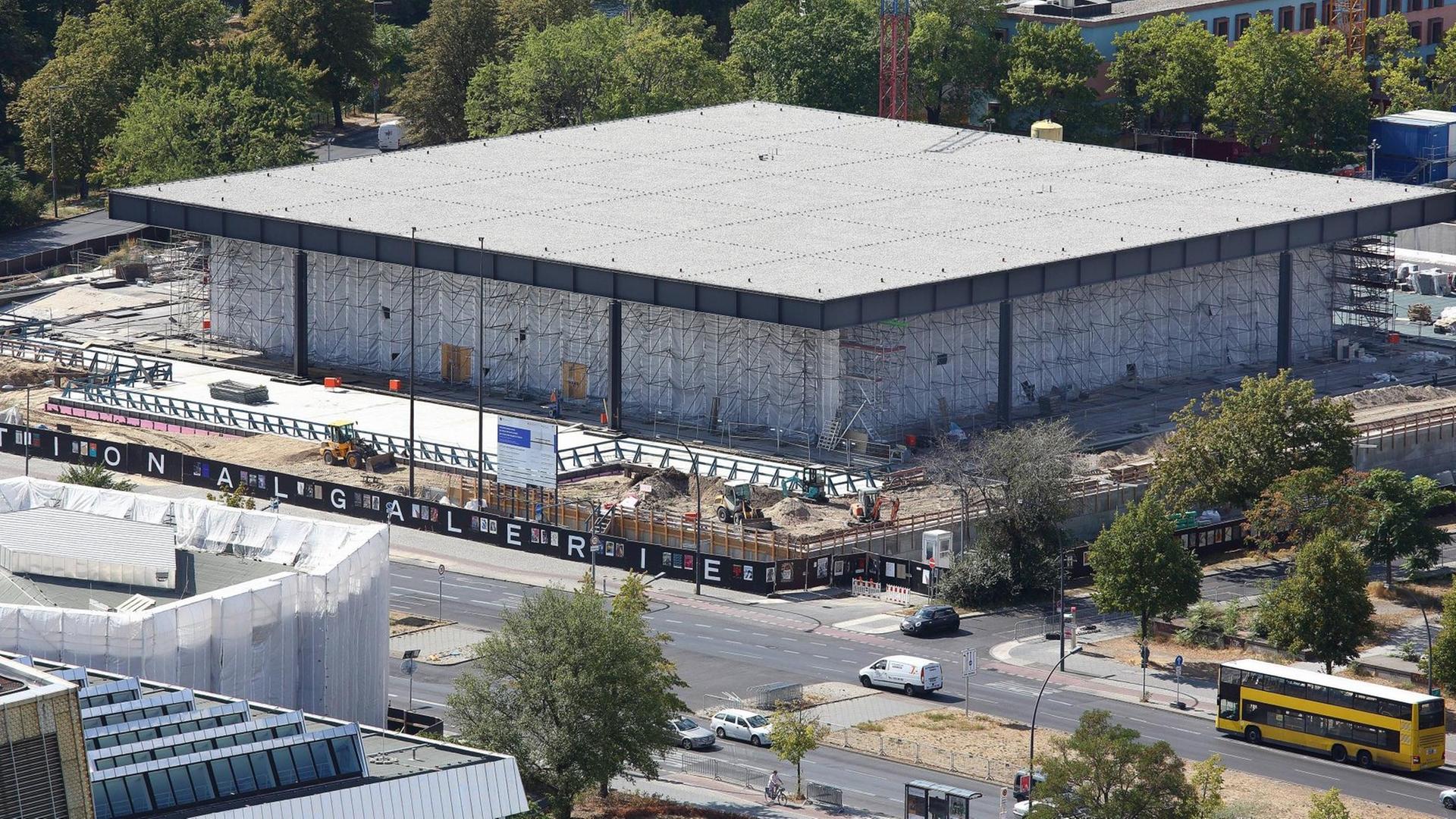 Baustelle der Neuen Nationalgalerie in Berlin: Vor 50 Jahren, am 15. September 1968, wurde die Neue Nationalgalerie nach einem Entwurf von Ludwig Mies van der Rohe (1886-1969) eröffnet. Seit 2015 ist die Neue Nationalgalerie geschlossen und wird durch das Büro von David Chipperfield generalsaniert. Baustelle der Neuen Nationalgalerie in Berlin: Vor 50 Jahren, am 15. September 1968, wurde die Neue Nationalgalerie nach einem Entwurf von Ludwig Mies van der Rohe (1886-1969) eröffnet. Seit 2015 ist die Neue Nationalgalerie geschlossen und wird durch das Büro von David Chipperfield generalsaniert.