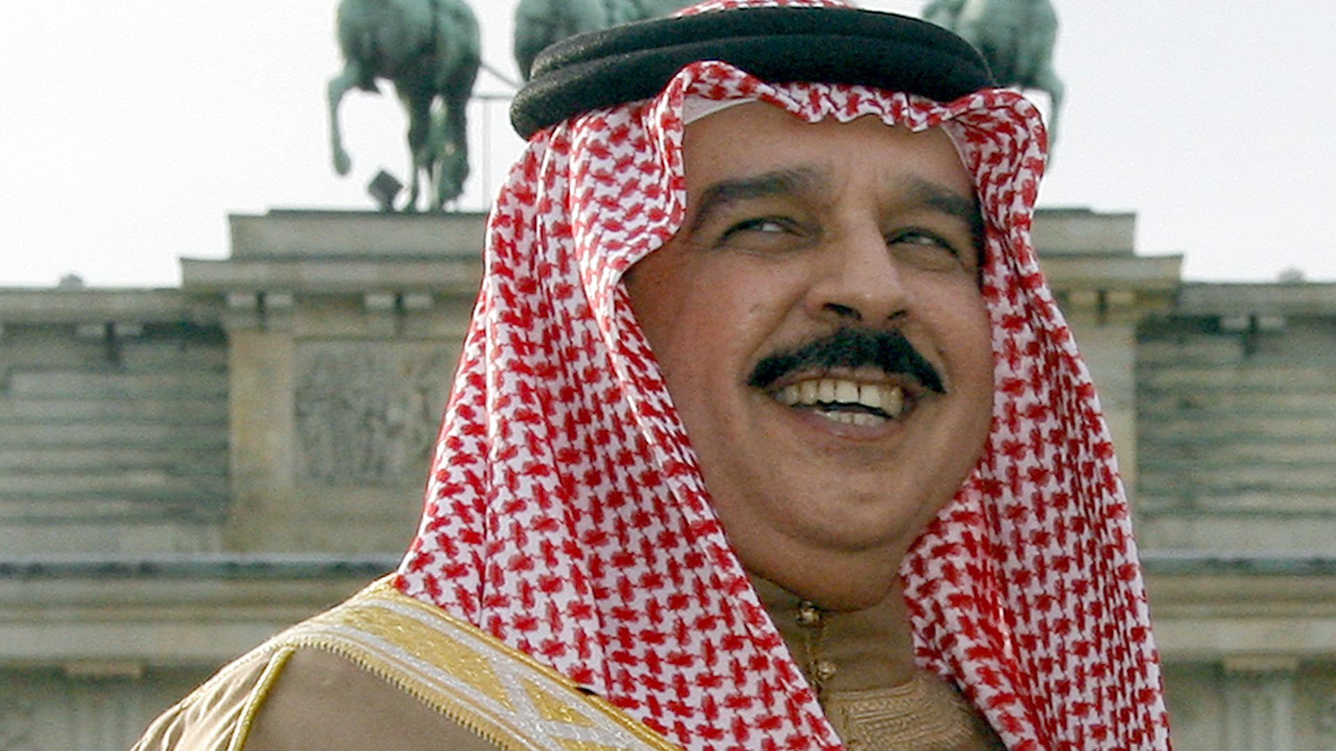 Lachend steht der König von Bahrain, Hamad bin Isa al-Chalifa, am Dienstag (28.10.2008) vor dem Brandenburger Tor in Berlin. Der Gast aus der Golfregion hält sich zu einem zweitägigen Besuch in der deutschen Hauptstadt auf. Lachend steht der König von Bahrain, Hamad bin Isa al-Chalifa, am Dienstag (28.10.2008) vor dem Brandenburger Tor in Berlin. Der Gast aus der Golfregion hält sich zu einem zweitägigen Besuch in der deutschen Hauptstadt auf.