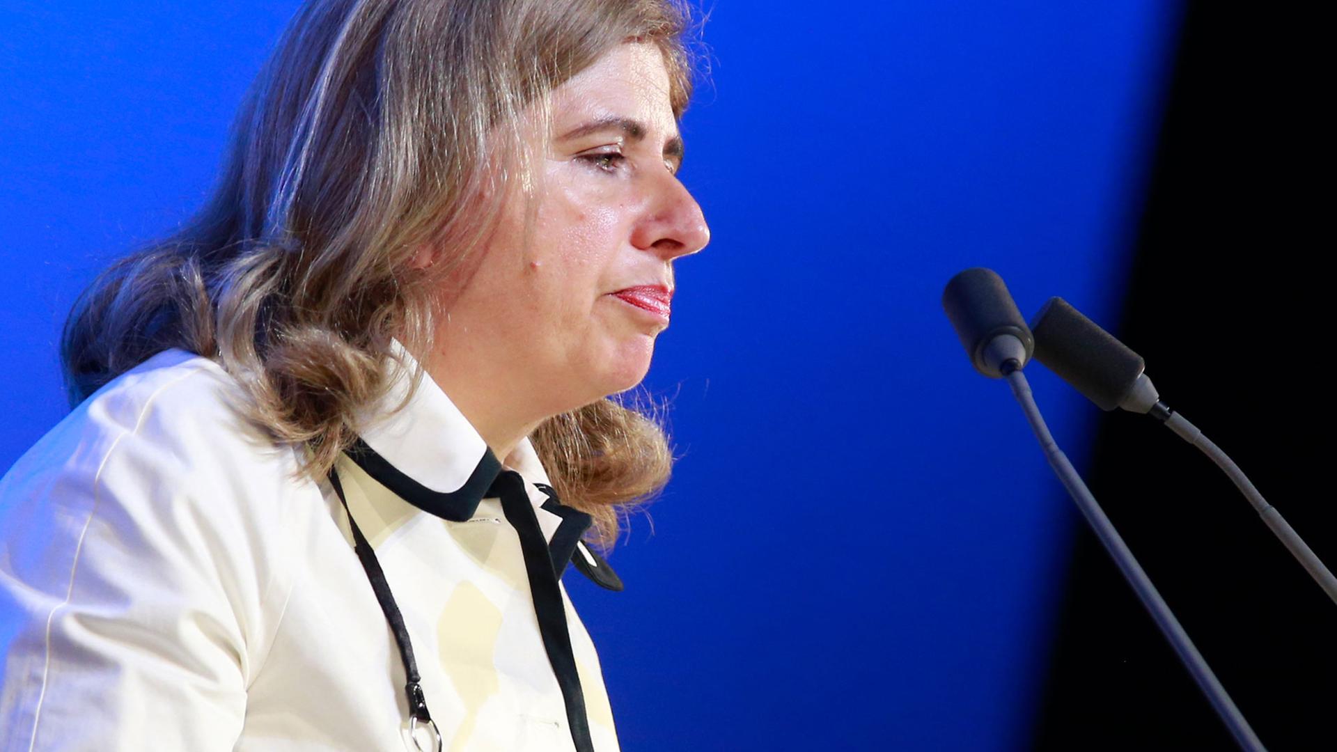 Die Schriftstellerin Sibylle Lewitscharoff am Rednerpult bei der Verleihung des Georg-Büchner-Preises. Die Schriftstellerin Sibylle Lewitscharoff am Rednerpult bei der Verleihung des Georg-Büchner-Preises.