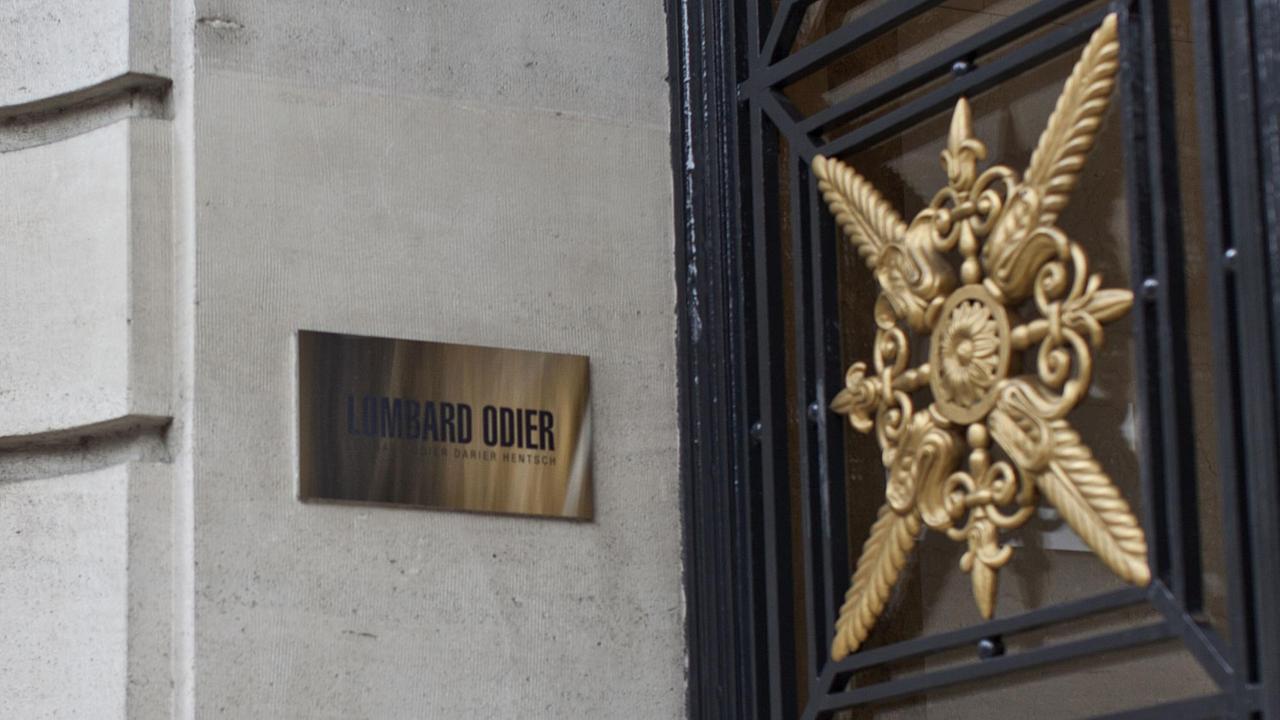 Schild an der Eingangstür des Firmensitzes der Schweizer Bank Lombard Odier in Genf, aufgenommen 2012 Schild an der Eingangstür des Firmensitzes der Schweizer Bank Lombard Odier in Genf, aufgenommen 2012
