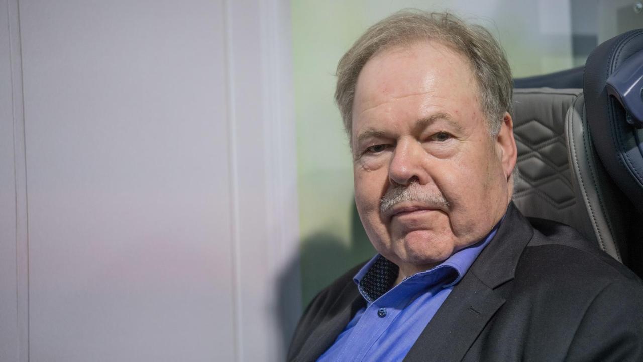Karl-Peter Naumann, Ehrenvorsitzender des Fahrgastverbandes Pro Bahn, sitzt im ICE. Karl-Peter Naumann, Ehrenvorsitzender des Fahrgastverbandes Pro Bahn, sitzt im ICE.