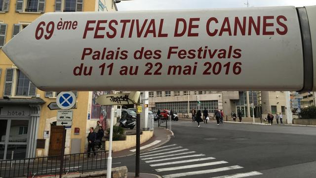 Ein Straßenschild verspricht Orientierung im Cannes-Chaos