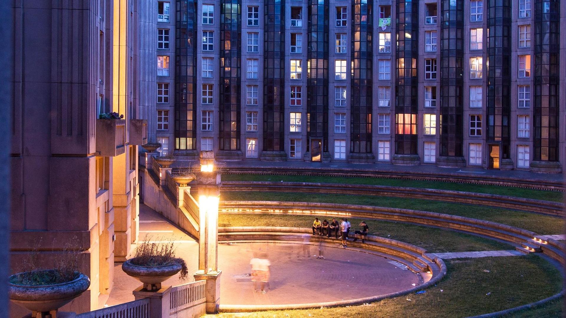In den 80er-Jahren entwarf der spanische Architekt Ricardo Bofill im Pariser Vorort Noisy-le-Grand eine postmoderne Wohnutopie: Les Espaces d’ Abraxas In den 80er-Jahren entwarf der spanische Architekt Ricardo Bofill im Pariser Vorort Noisy-le-Grand eine postmoderne Wohnutopie: Les Espaces d’ Abraxas