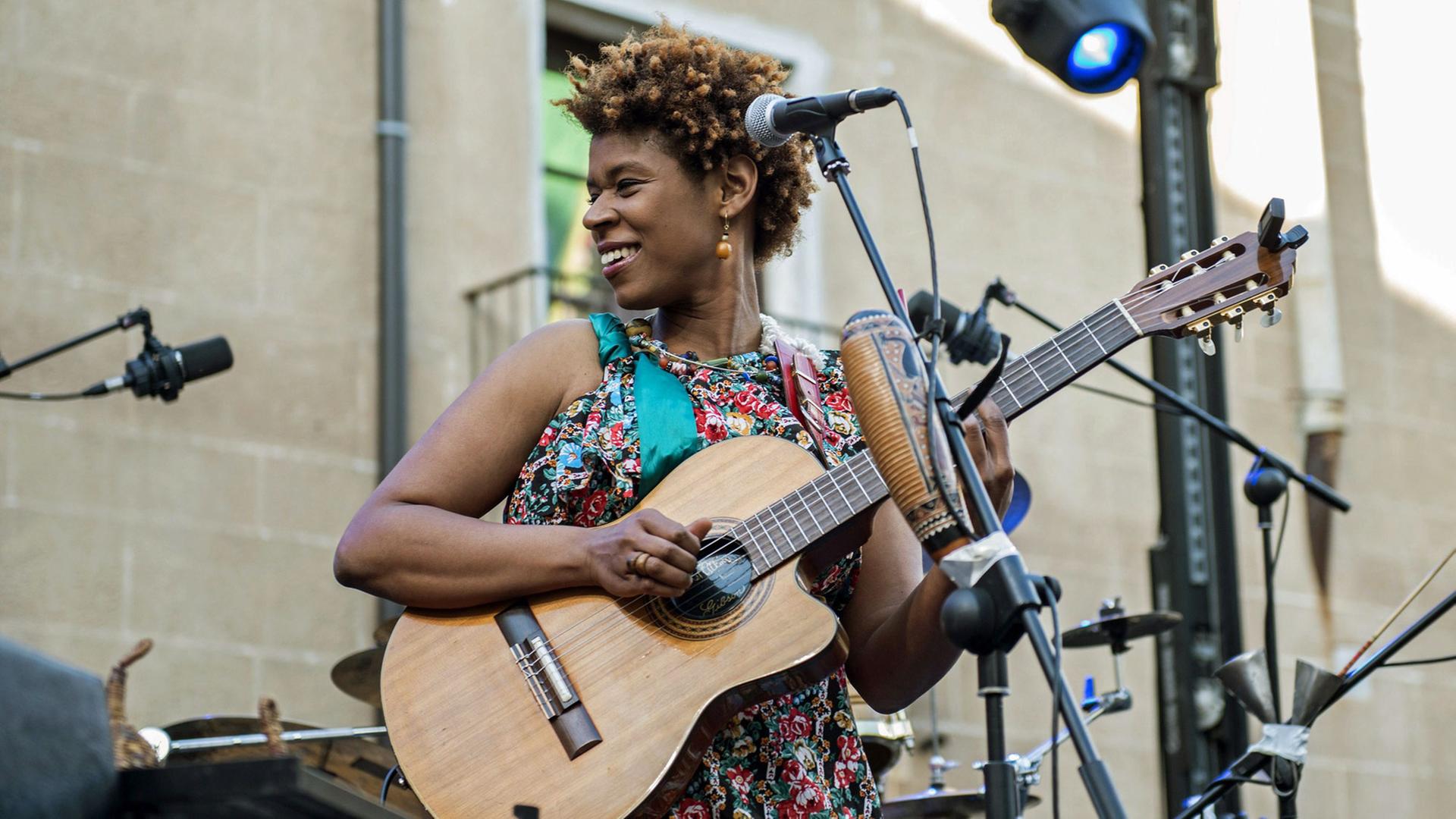 Die Sängerin und Musikerin Carmen Souza bei einem Auftritt während des Womad Festivals im spanischen Caceres, aufgenommen am 10.5.2013.