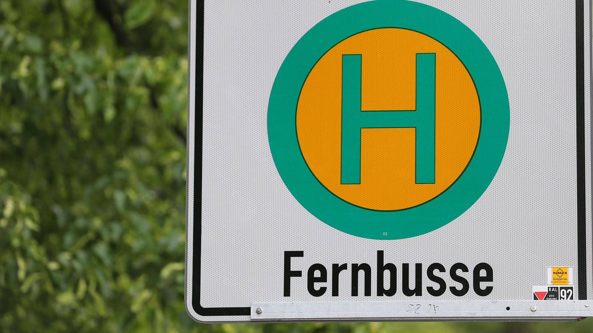 Ein Schild weist auf eine Haltestelle für Fernbusse hin Ein Schild weist auf eine Haltestelle für Fernbusse hin