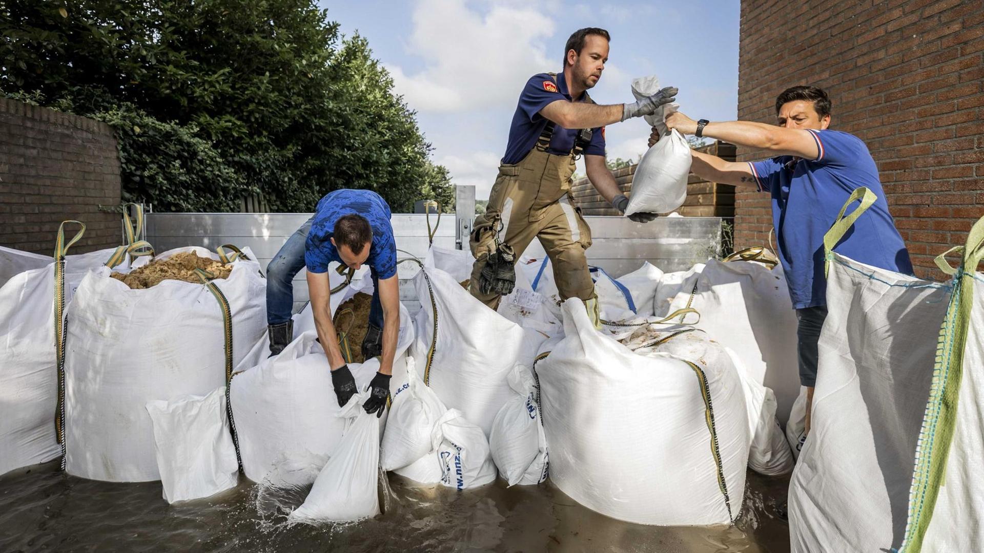 2021-07-17 09:32:44 ARCEN - Sandsäcke werden im evakuierten Arcen platziert. Die starken Regenfälle und Überschwemmungen in Nord-Limburg haben viel Schaden angerichtet. REMKO DE WAAL 2021-07-17 09:32:44 ARCEN - Sandsäcke werden im evakuierten Arcen platziert. Die starken Regenfälle und Überschwemmungen in Nord-Limburg haben viel Schaden angerichtet. REMKO DE WAAL