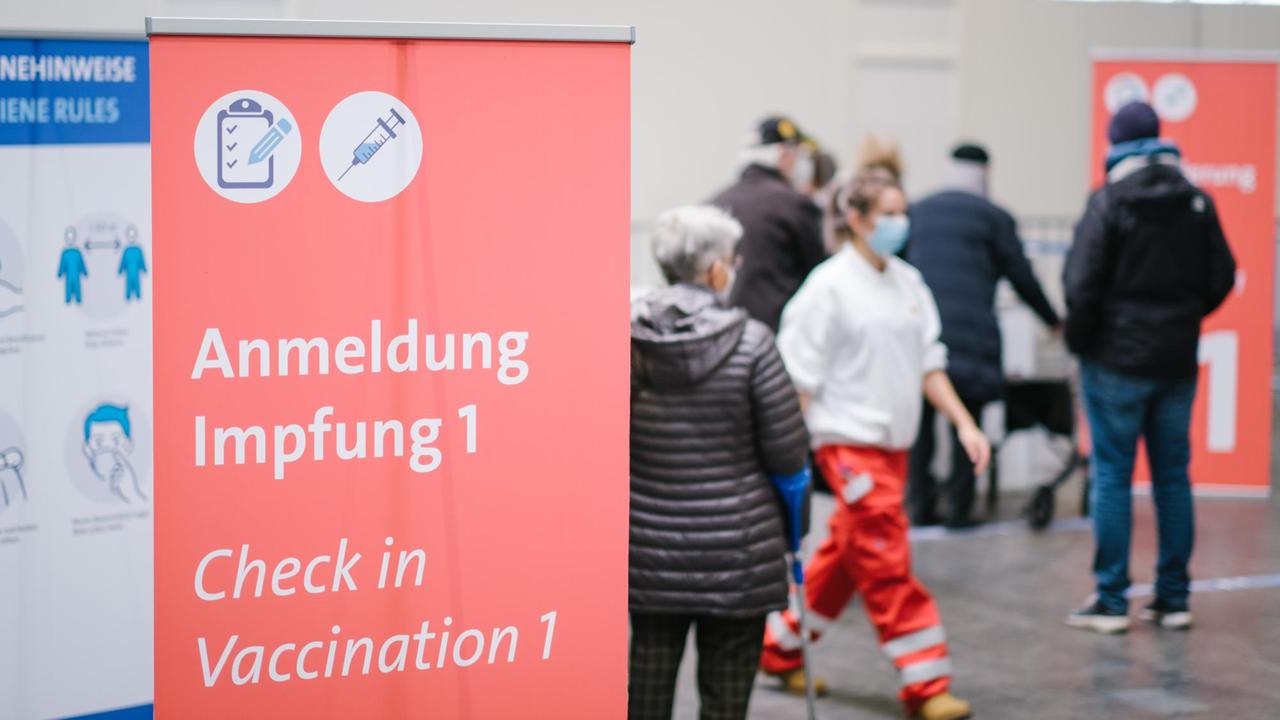 Senioren warten in einer Impfstraße des Impfzentrums auf dem Messegelände. Wegen der Impfstoff-Knappheit sind im Impfzentrum nur vier von acht Impfstraßen in Betrieb. Am 1. Februar starten hier die Corona-Impfungen für Menschen im Alter von über 80 Jahren, die noch zu Hause leben. Senioren warten in einer Impfstraße des Impfzentrums auf dem Messegelände. Wegen der Impfstoff-Knappheit sind im Impfzentrum nur vier von acht Impfstraßen in Betrieb. Am 1. Februar starten hier die Corona-Impfungen für Menschen im Alter von über 80 Jahren, die noch zu Hause leben.