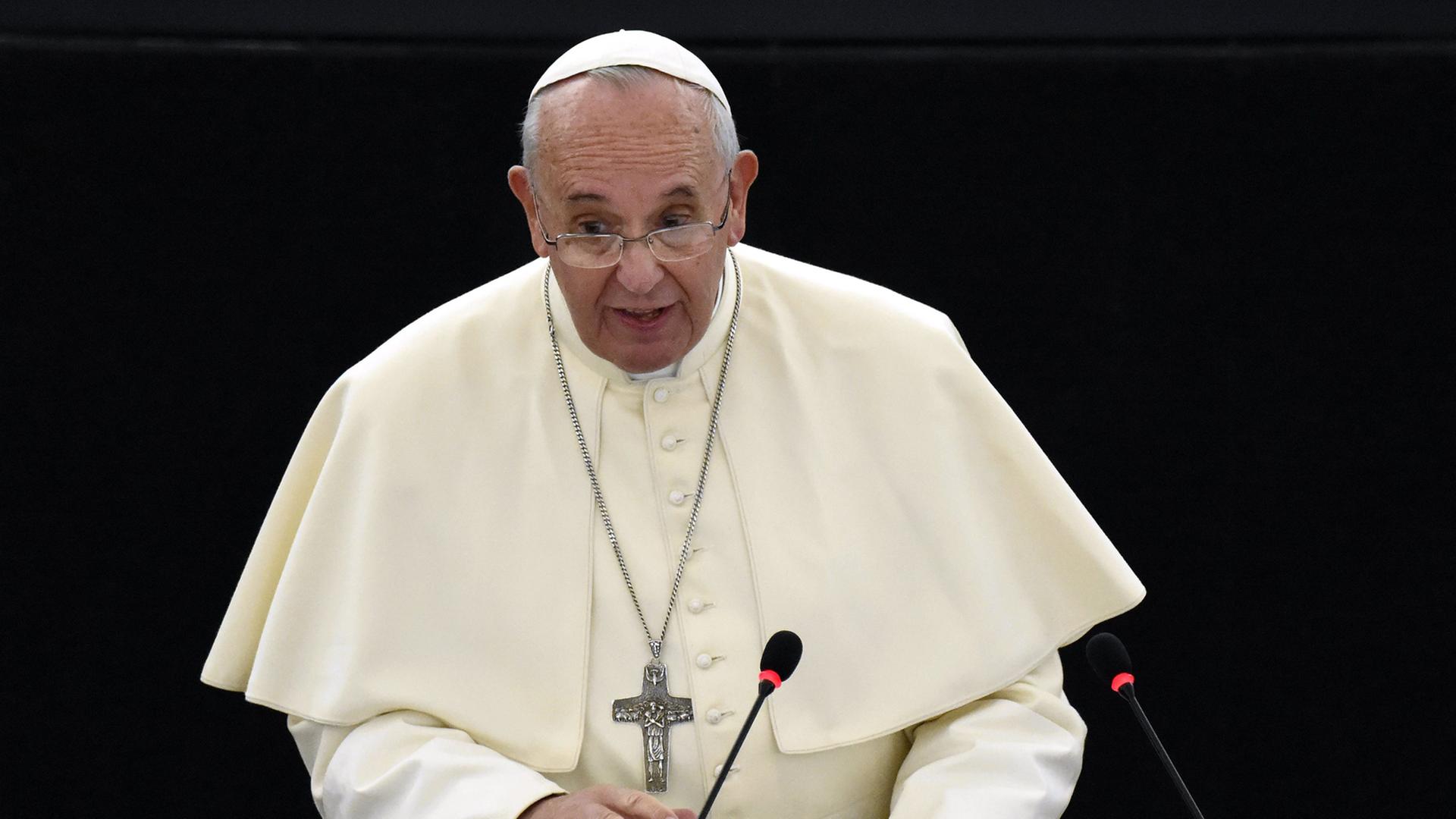Papst Franziskus am Rednerpult Papst Franziskus am Rednerpult