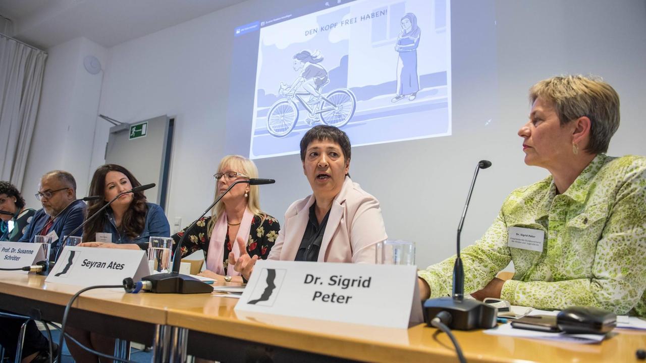 Politik Terre des Femmes Kinderkopftuch Pressekonferenz der Menschenrechtsorganisation Terre des Femmes am Donnerstag den 23. August 2018 in Berlin, anlaesslich ihrer Petition Den Kopf frei haben! , die sich fuer ein Verbot des sogenannten Kinderkopftuch fuer Maedchen unter 18 Jahren einsetzt. Politik Terre des Femmes Kinderkopftuch Pressekonferenz der Menschenrechtsorganisation Terre des Femmes am Donnerstag den 23. August 2018 in Berlin, anlaesslich ihrer Petition Den Kopf frei haben! , die sich fuer ein Verbot des sogenannten Kinderkopftuch fuer Maedchen unter 18 Jahren einsetzt.