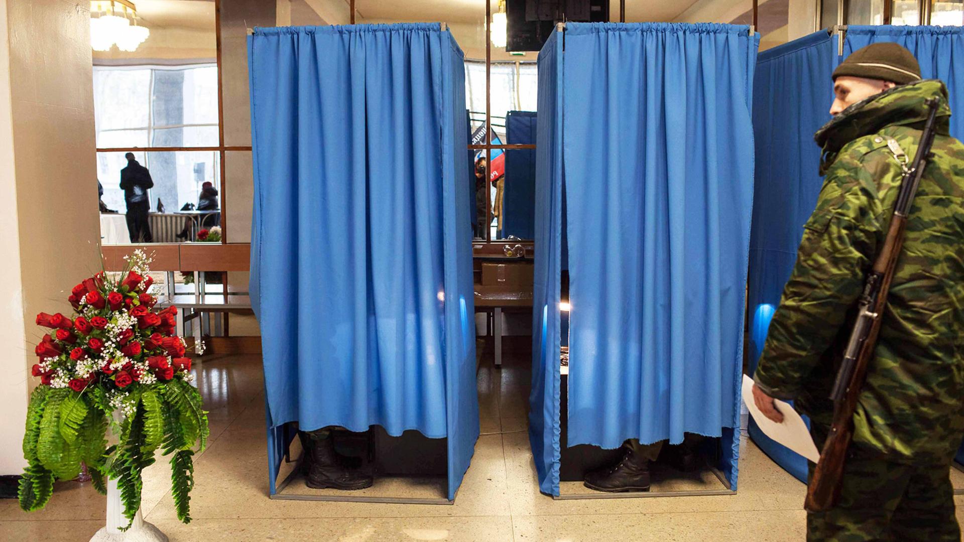 Wahlkabine in Donezk