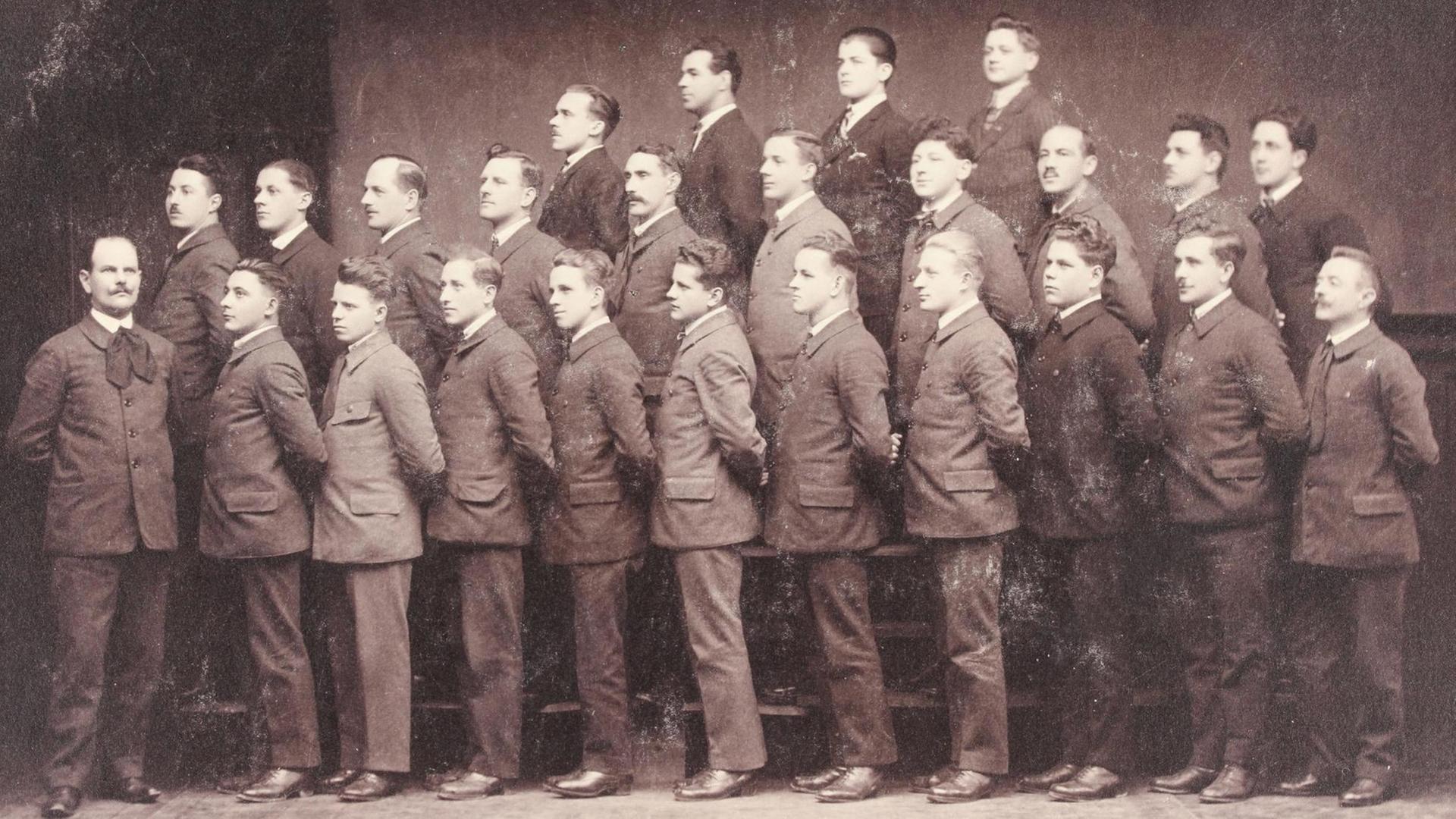Das Foto zeigt einen Arbeiter-Männergesangsverein Mitte der 1920er-Jahre. Das Foto zeigt einen Arbeiter-Männergesangsverein Mitte der 1920er-Jahre.