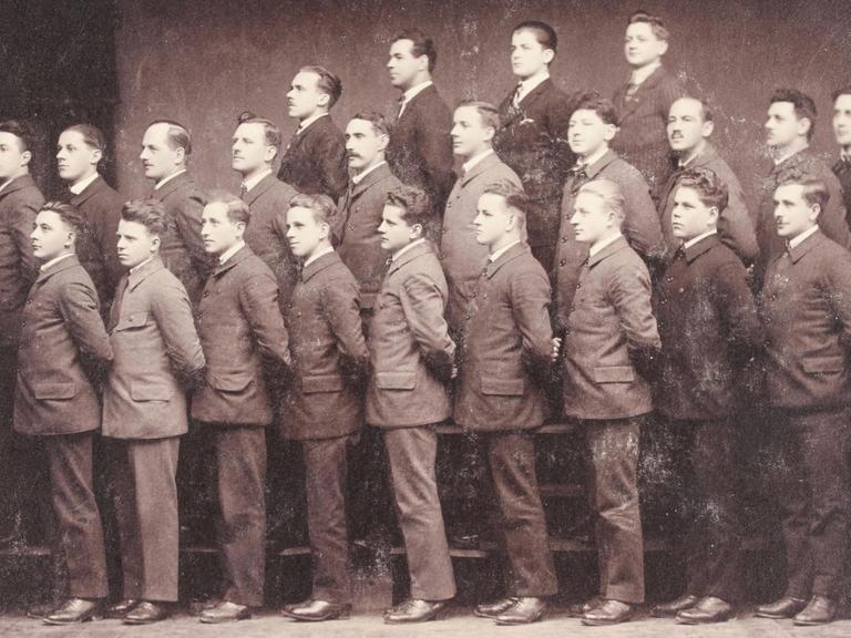 Das Foto zeigt einen Arbeiter-Männergesangsverein Mitte der 1920er-Jahre.