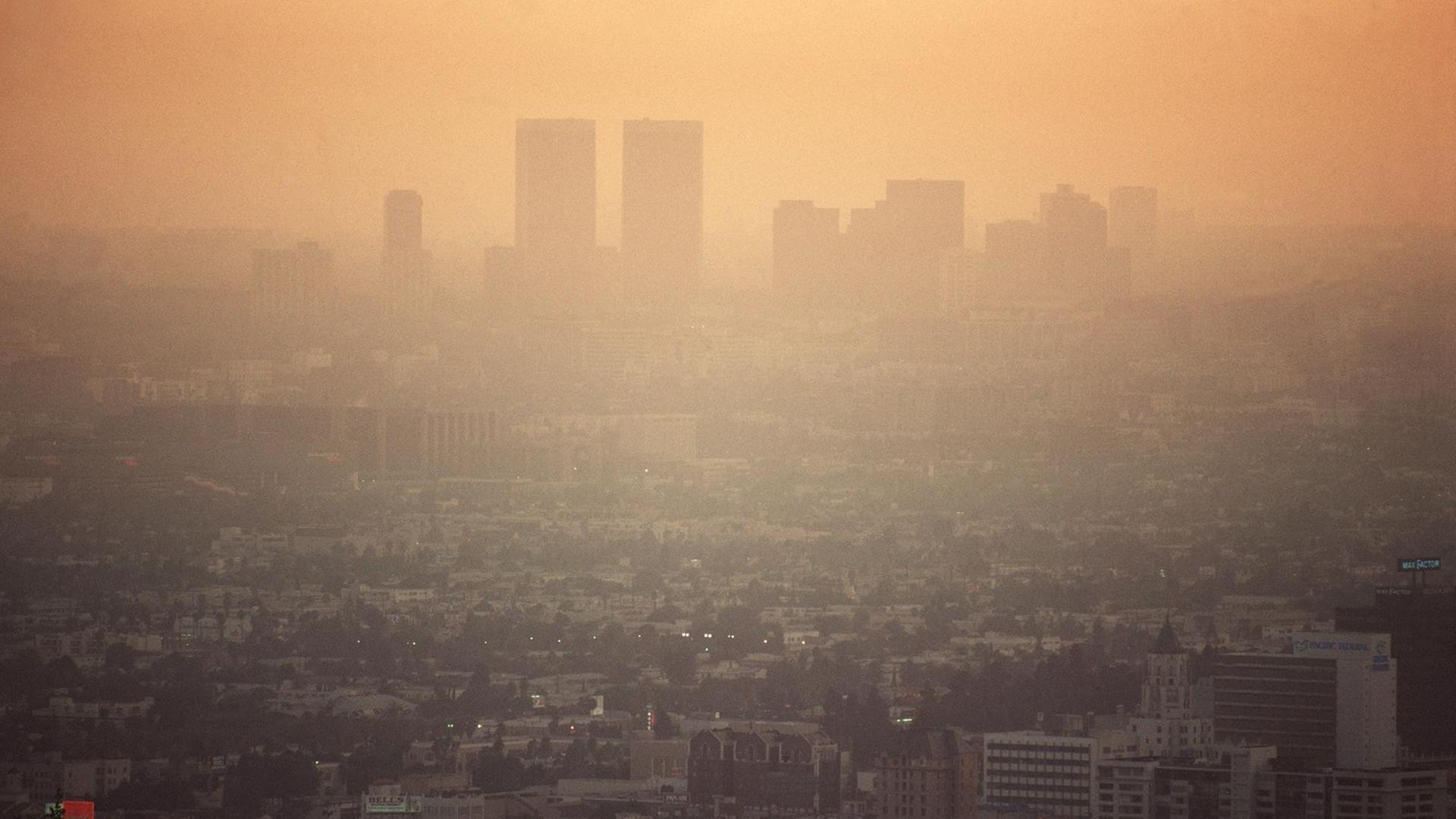 Blick auf die abendliche Smog-Glocke über Los Angeles