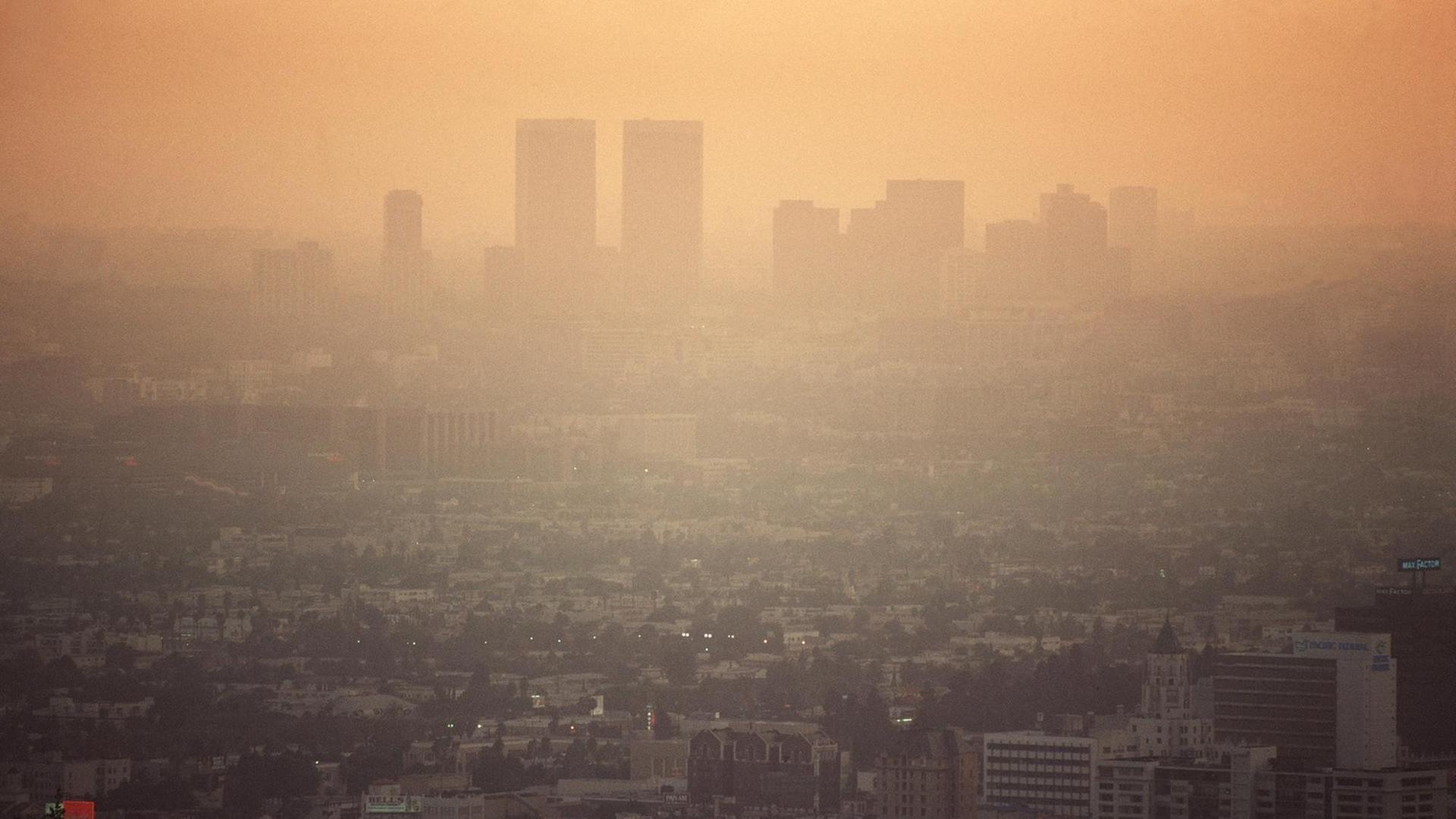 Blick auf die abendliche Smog-Glocke über Los Angeles Blick auf die abendliche Smog-Glocke über Los Angeles