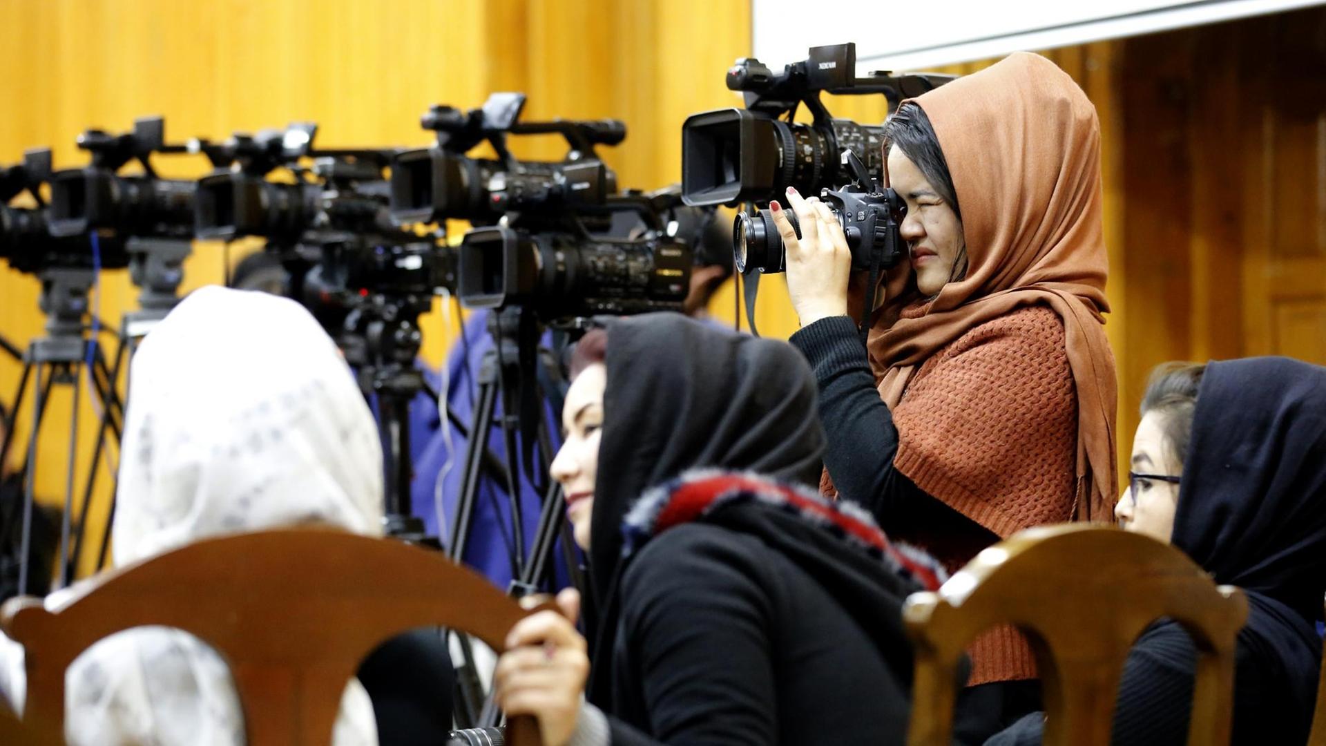 Der “National Journalist’s Day” wurde mit einer Reihe von Aktivitäten in Kabul und anderen Großstädten Afghanistans veranstaltet von denen auch zahlreiche Medienvertreterinnen berichteten. Der “National Journalist’s Day” wurde mit einer Reihe von Aktivitäten in Kabul und anderen Großstädten Afghanistans veranstaltet von denen auch zahlreiche Medienvertreterinnen berichteten.