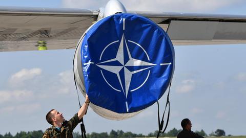 Ein AWACS Aufklärungsflugzeug mit NATO-Logo.