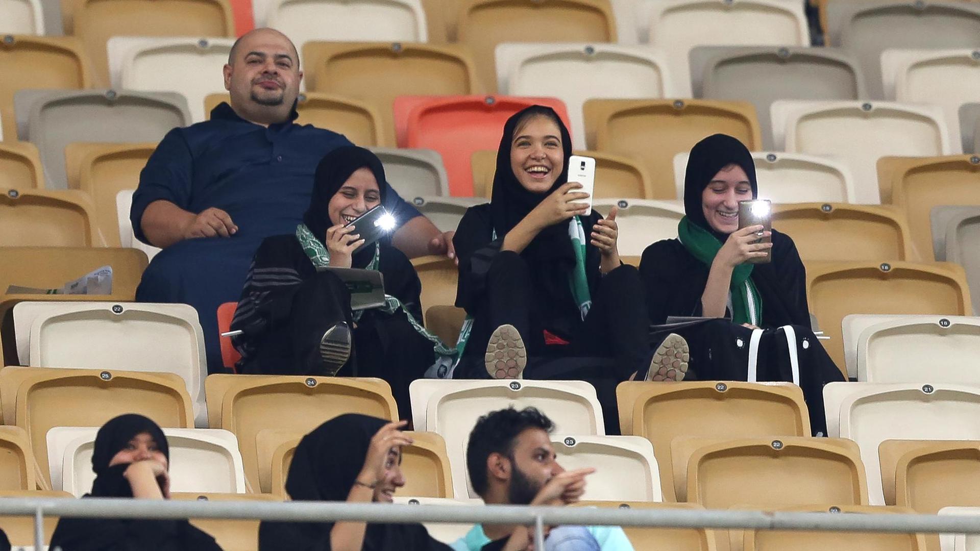 Frauen in Saudi-Arabien haben erstmals ein Fußball-Spiel im Stadion besuchen dürfen. Frauen in Saudi-Arabien haben erstmals ein Fußball-Spiel im Stadion besuchen dürfen.