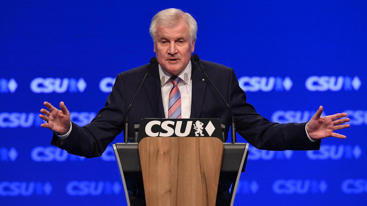 Der CSU-Parteivorsitzende Horst Seehofer spricht am 04.11.2016 in München (Bayern) während des CSU-Parteitags. Foto: Peter Kneffel/dpa Der CSU-Parteivorsitzende Horst Seehofer spricht am 04.11.2016 in München (Bayern) während des CSU-Parteitags. Foto: Peter Kneffel/dpa