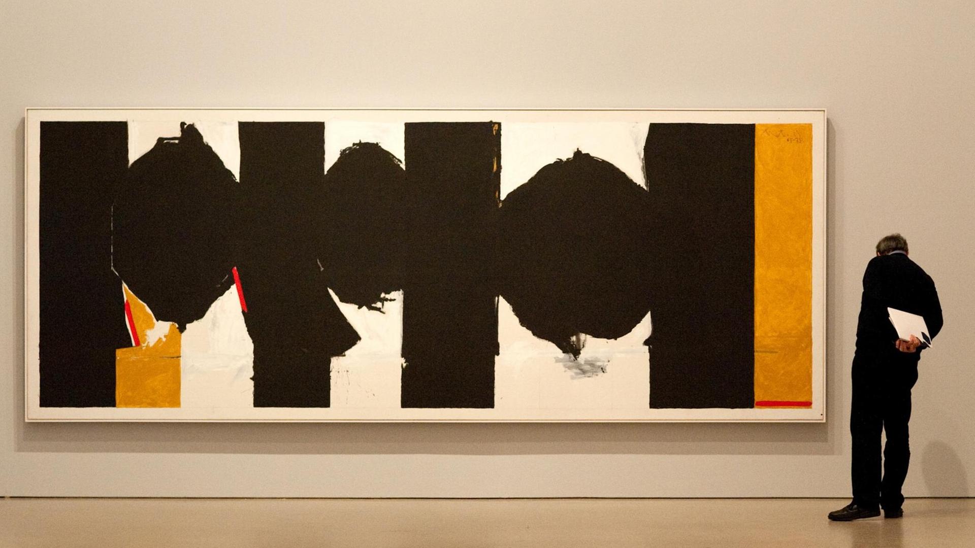 Ein Besucher der Ausstellung "Jackson Pollock's Mural: Energy Made Visible", steht am 24.11.2015 in Berlin in der Kunsthalle der Deutschen Bank vor dem Gem Ein Besucher der Ausstellung "Jackson Pollock's Mural: Energy Made Visible", steht am 24.11.2015 in Berlin in der Kunsthalle der Deutschen Bank vor dem Gem
