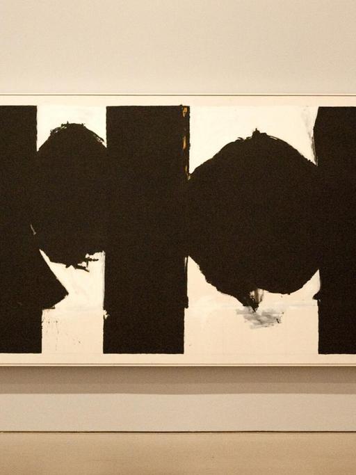Ein Besucher der Ausstellung "Jackson Pollock's Mural: Energy Made Visible", steht am 24.11.2015 in Berlin in der Kunsthalle der Deutschen Bank vor dem Gem