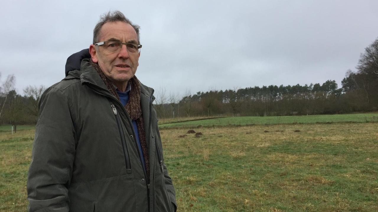 Iain Macnab vor einer Wiese in Brunsmark Iain Macnab vor einer Wiese in Brunsmark