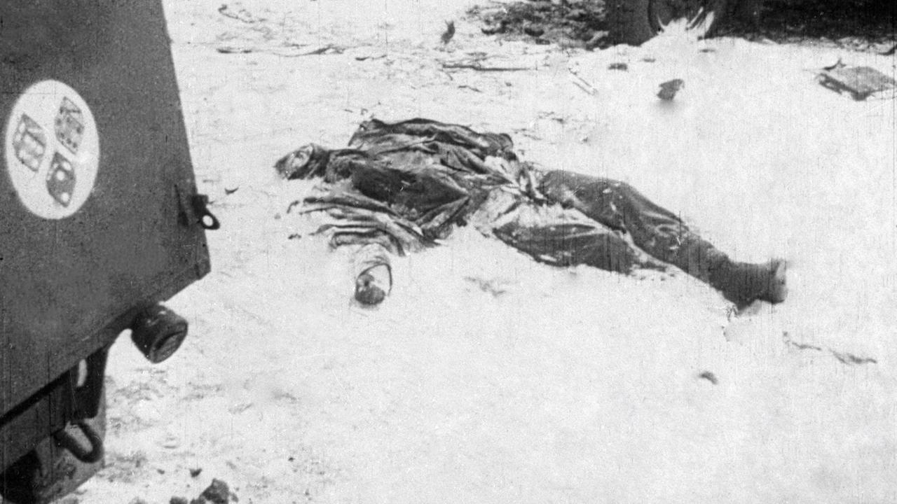 Die Leiche eines deutschen Soldaten liegt bei Stalingrad im Schnee - Foto vom 01.02.1943
Die Leiche eines deutschen Soldaten liegt bei Stalingrad im Schnee - Foto vom 01.02.1943