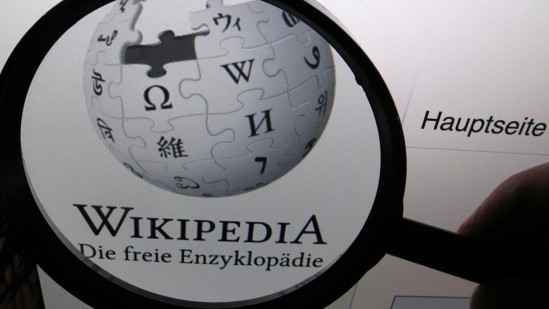 Auf einem Computerbildschirm ist das Logo der deutschen Version der freien Enzyklopädie Wikipedia durch eine Lupe vergrößert auf einem Computerbildschirm zu sehen. Auf einem Computerbildschirm ist das Logo der deutschen Version der freien Enzyklopädie Wikipedia durch eine Lupe vergrößert auf einem Computerbildschirm zu sehen.