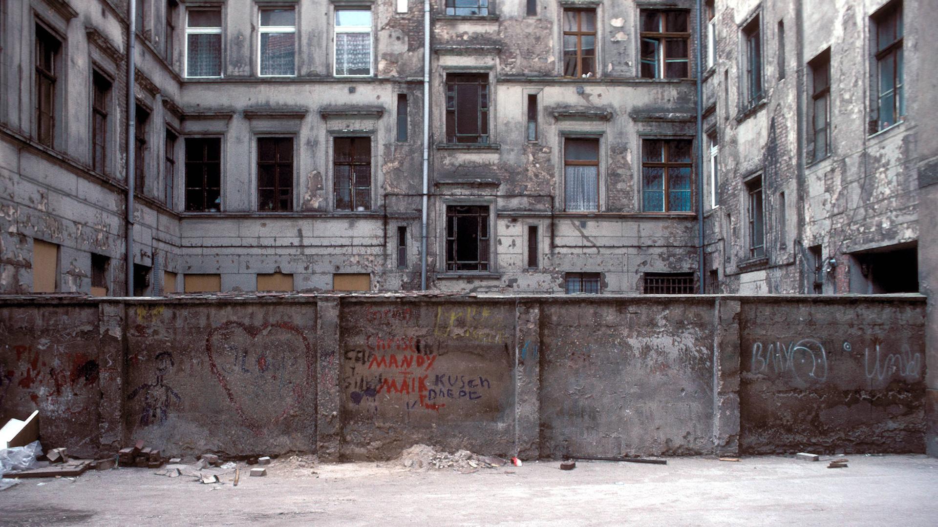 Grauer Hinterhof eines Berliner Wohnhauses in der Oderbergerstraße Grauer Hinterhof eines Berliner Wohnhauses in der Oderbergerstraße