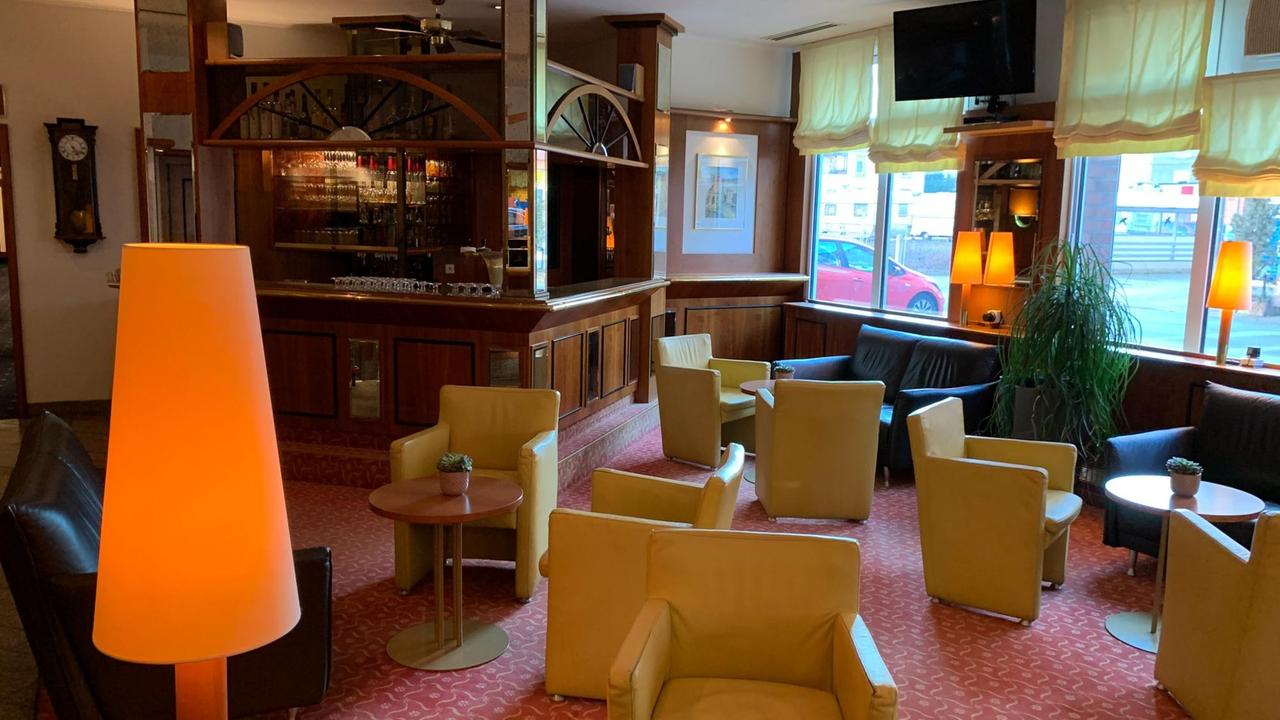 Leere Sessel in der Hotelbar Leere Sessel in der Hotelbar