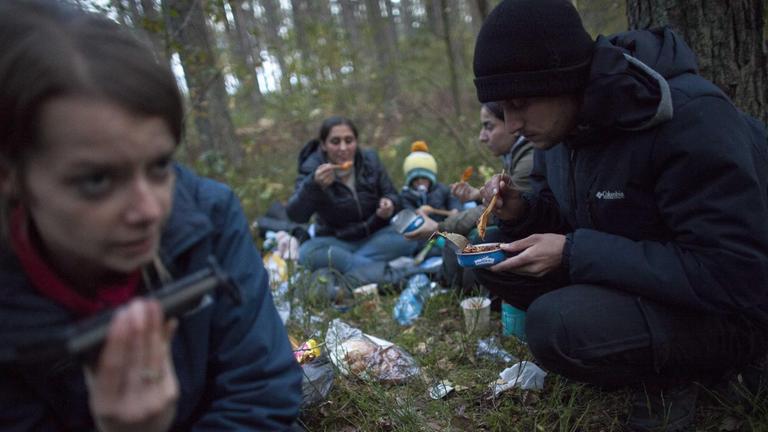 NGO volunteer bei einer Gruppe Geflüchteter aus Belarus nahe Michalowo 