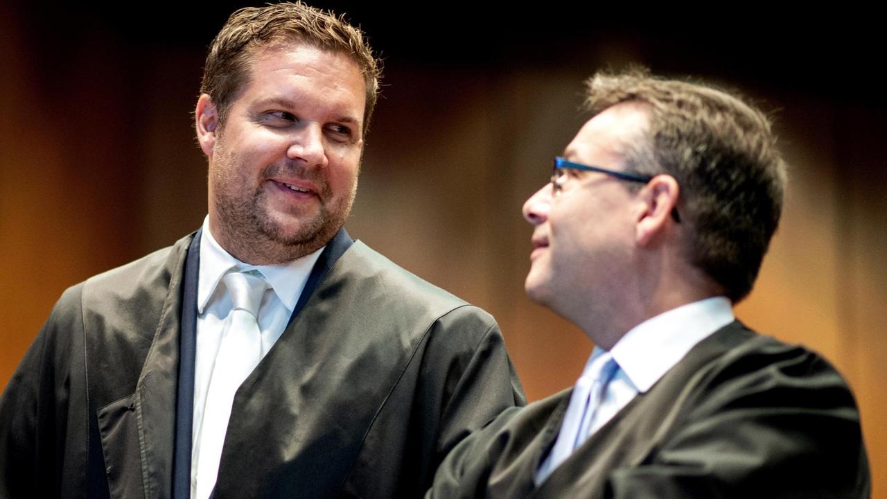 Marco Rogert (l.) und Ralph Sauer, beide Rechtsanwälte der Verbraucherzentrale Bundesverband (VZBV)