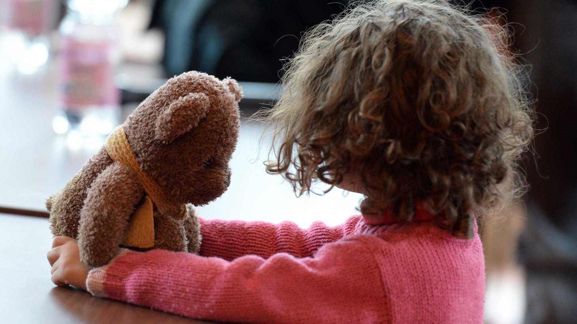 Ein kleines Mädchen spielt am 29.03.2016 in Berlin in einer Notunterkunft für Flüchtlinge mit ihrem Teddy. Ein kleines Mädchen spielt am 29.03.2016 in Berlin in einer Notunterkunft für Flüchtlinge mit ihrem Teddy.
