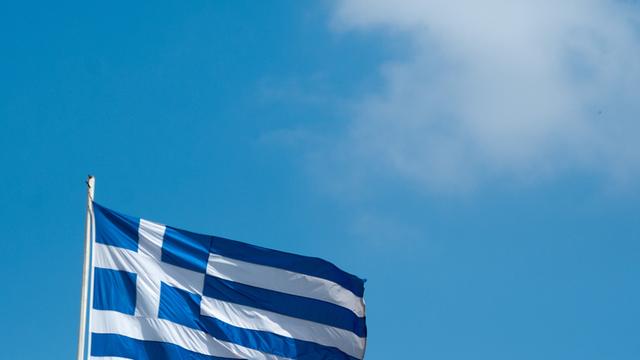 Die Flagge Griechenlands weht im Sommerwind.