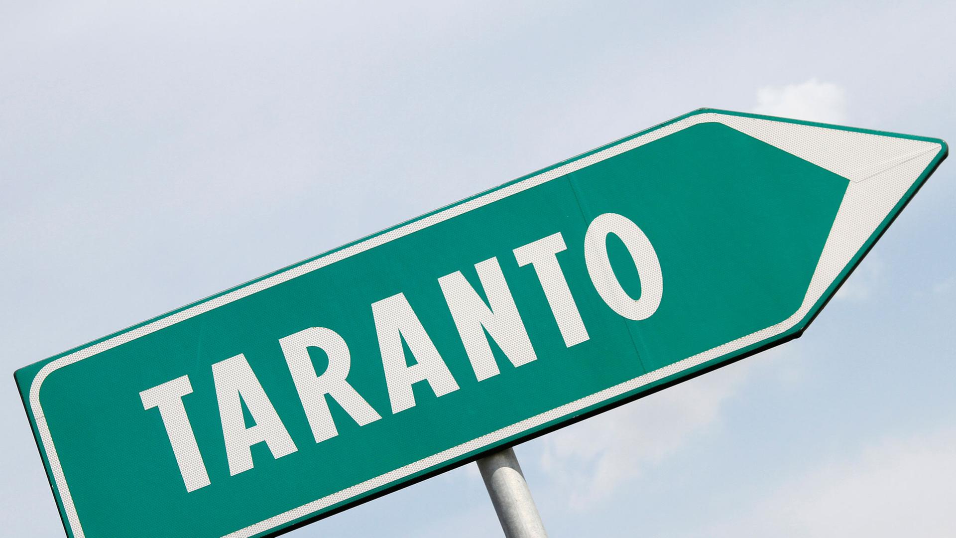 Ein Ortsschild mit der Aufschrift Taranto Ein Ortsschild mit der Aufschrift Taranto
