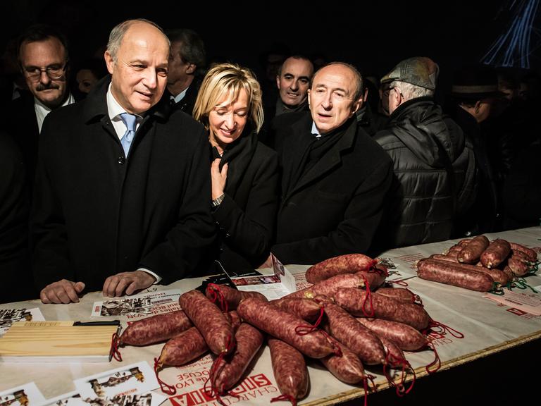 Frankreichs Außenminister Laurent Fabius (zweiter von links) und Lyons Bürgermeister Gerard Collomb (rechts) bei der Internationalen Geschmacksbiennale in Lyon.