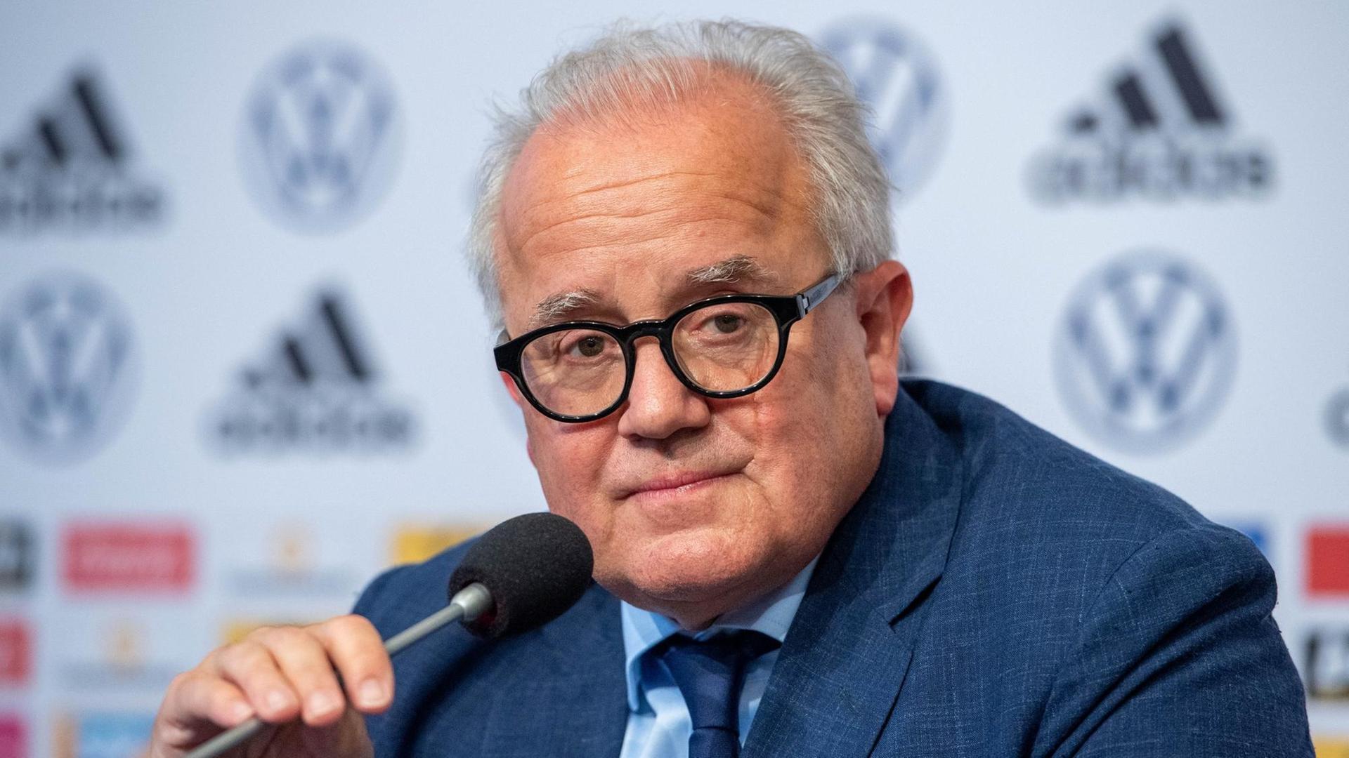 DFB-Präsident Fritz Keller sitzt vor einem Mikrofon. DFB-Präsident Fritz Keller sitzt vor einem Mikrofon.