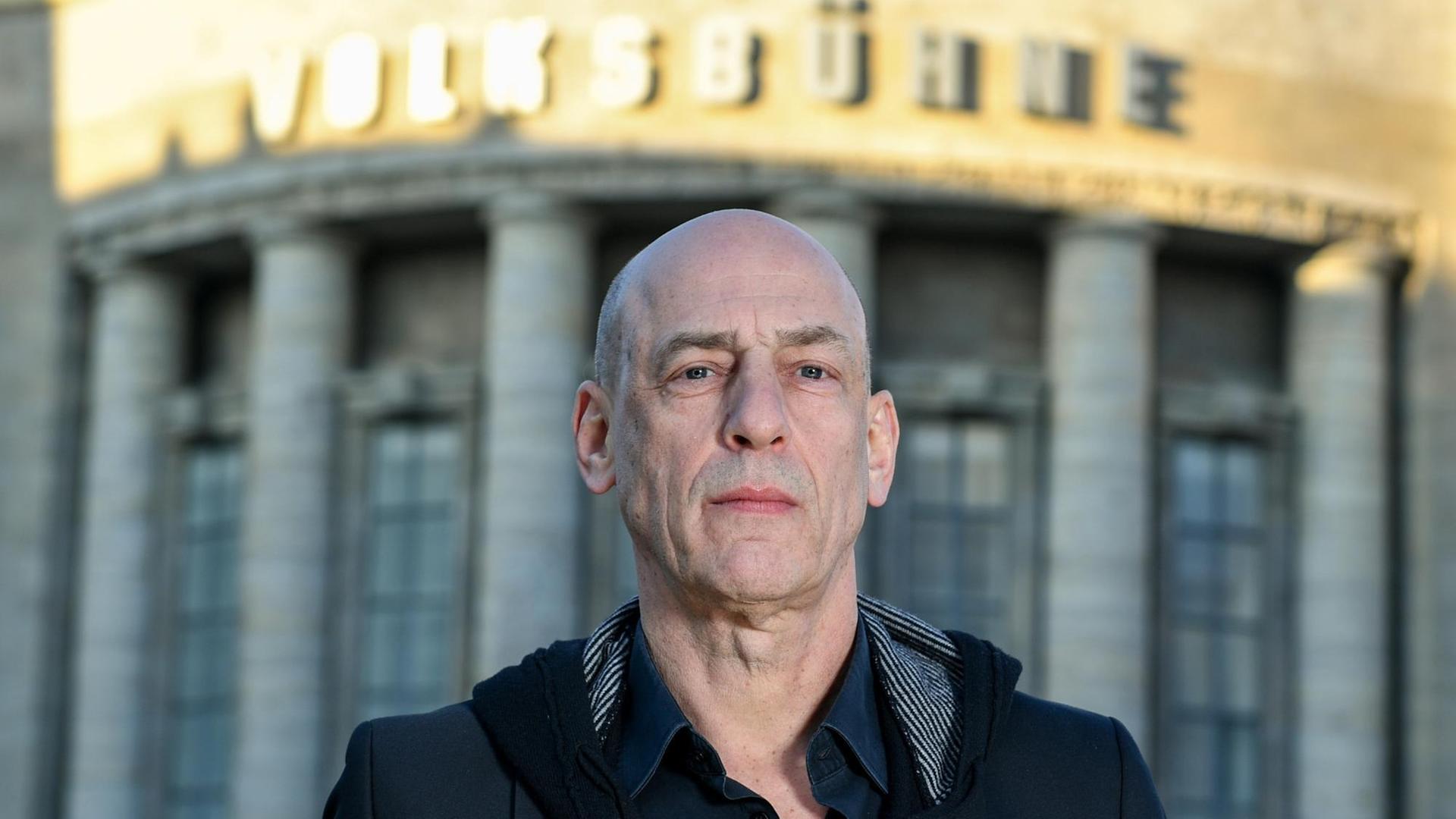 Klaus Dörr, Intendant der Volksbühne Berlin, stehtam 27.02.2019 vor dem Gebäude des Theaters am Rosa-Luxemburg-Platz in Berlin. Klaus Dörr, Intendant der Volksbühne Berlin, stehtam 27.02.2019 vor dem Gebäude des Theaters am Rosa-Luxemburg-Platz in Berlin.