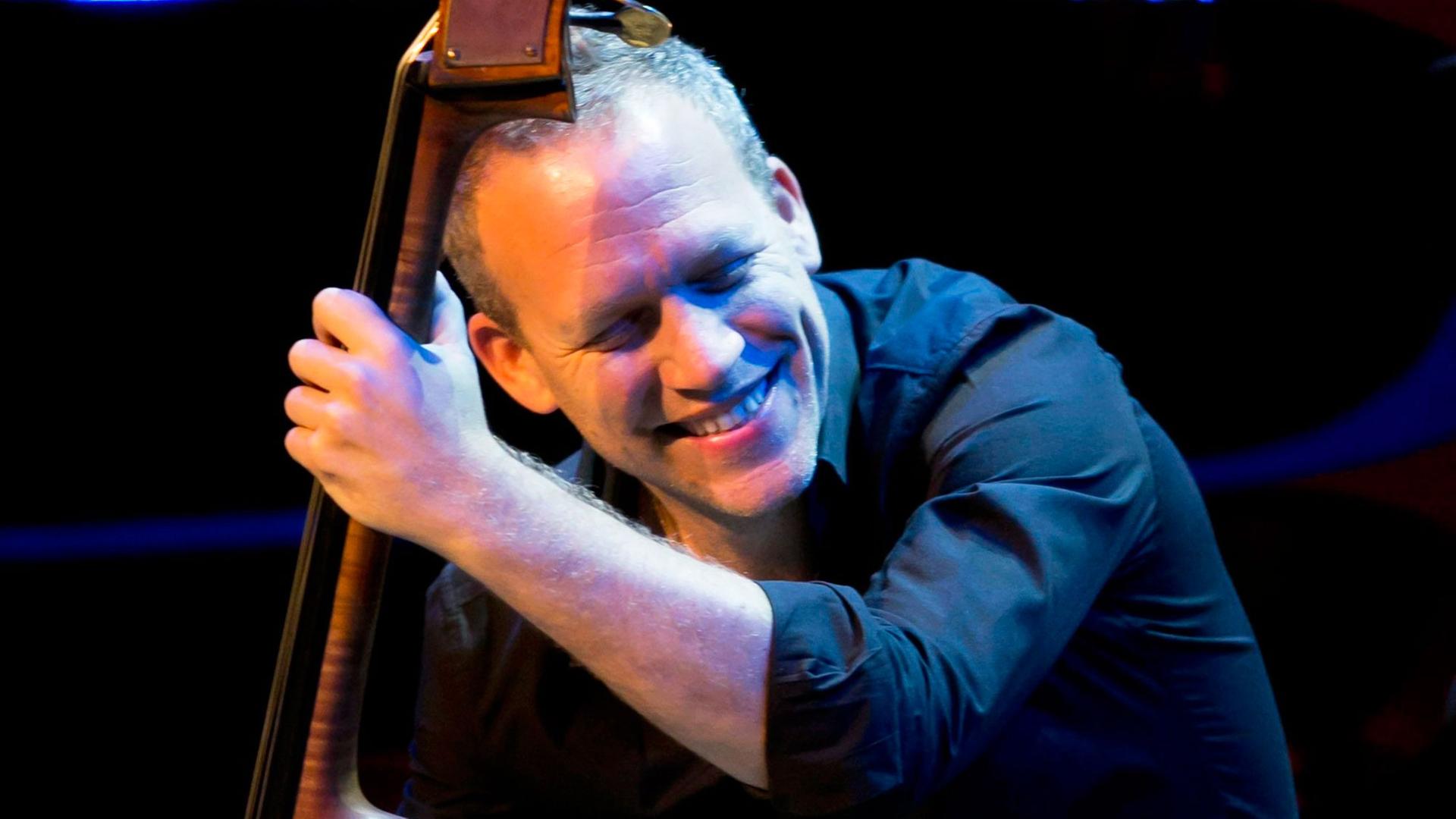 Der israelische Jazz-Musiker Avishai Cohen an seinem Instrument, dem Kontrabass. Der israelische Jazz-Musiker Avishai Cohen an seinem Instrument, dem Kontrabass.