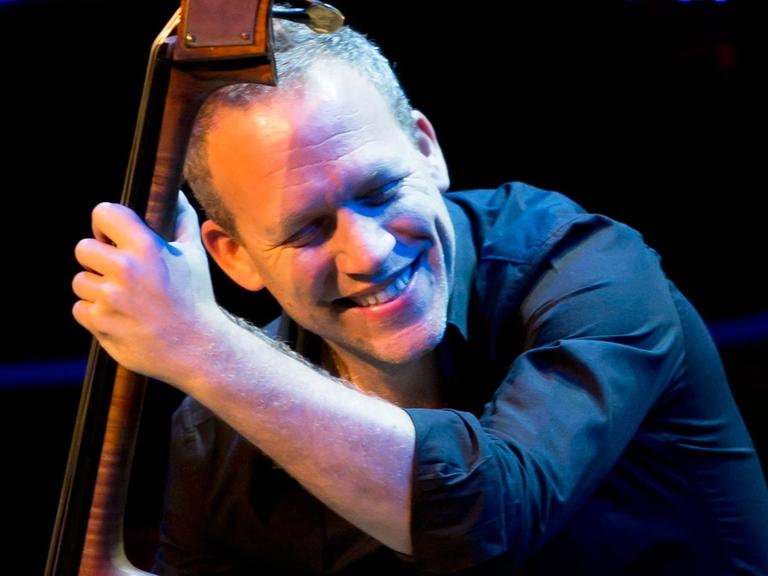 Der israelische Jazz-Musiker Avishai Cohen an seinem Instrument, dem Kontrabass.