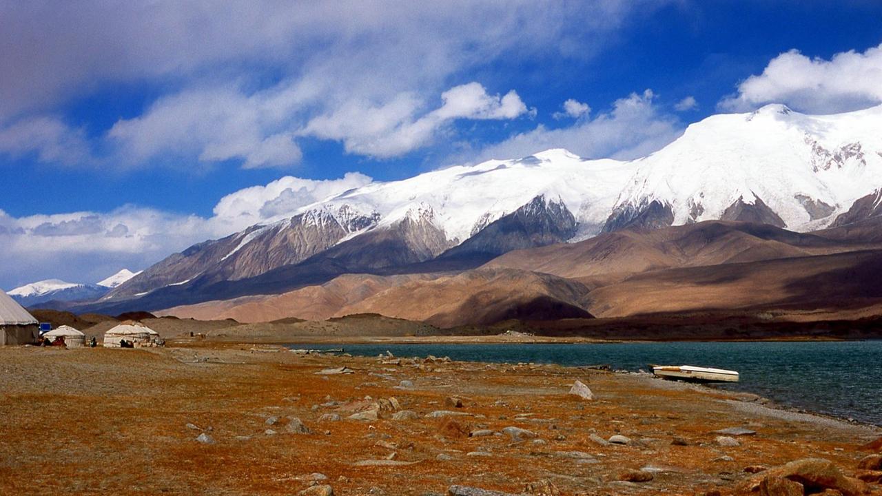 Der Karakul-See in China mit Blick auf das Pamir-Gebirge in Zentralasien.