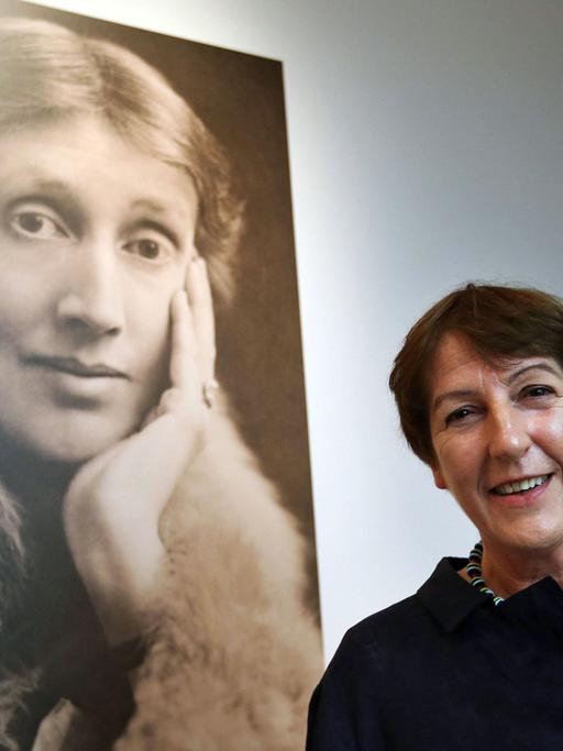 Die Kunsthistorikerin Frances Spalding neben einem Porträt der Schriftstellerin Virginia Woolf, aufgenommen am 9.7.2014 in der Virginia-Woolf-Ausstellung in der National Portrait Gallery in London, die von ihr kuratiert wurde.